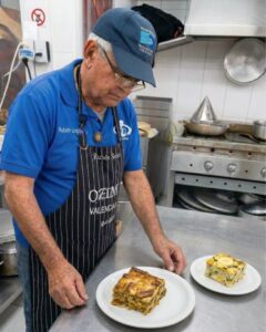 Porción de Pastel de Chucho margariteño mostrando sus capas de plátano frito, huevo y guiso de pescado.