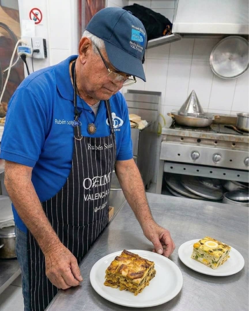 Porción de Pastel de Chucho margariteño mostrando sus capas de plátano frito, huevo y guiso de pescado.